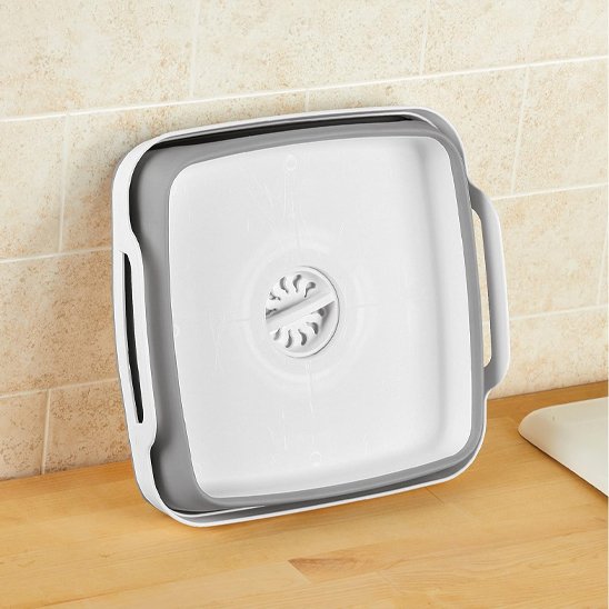la bassine pliable se glisse sous un meuble
